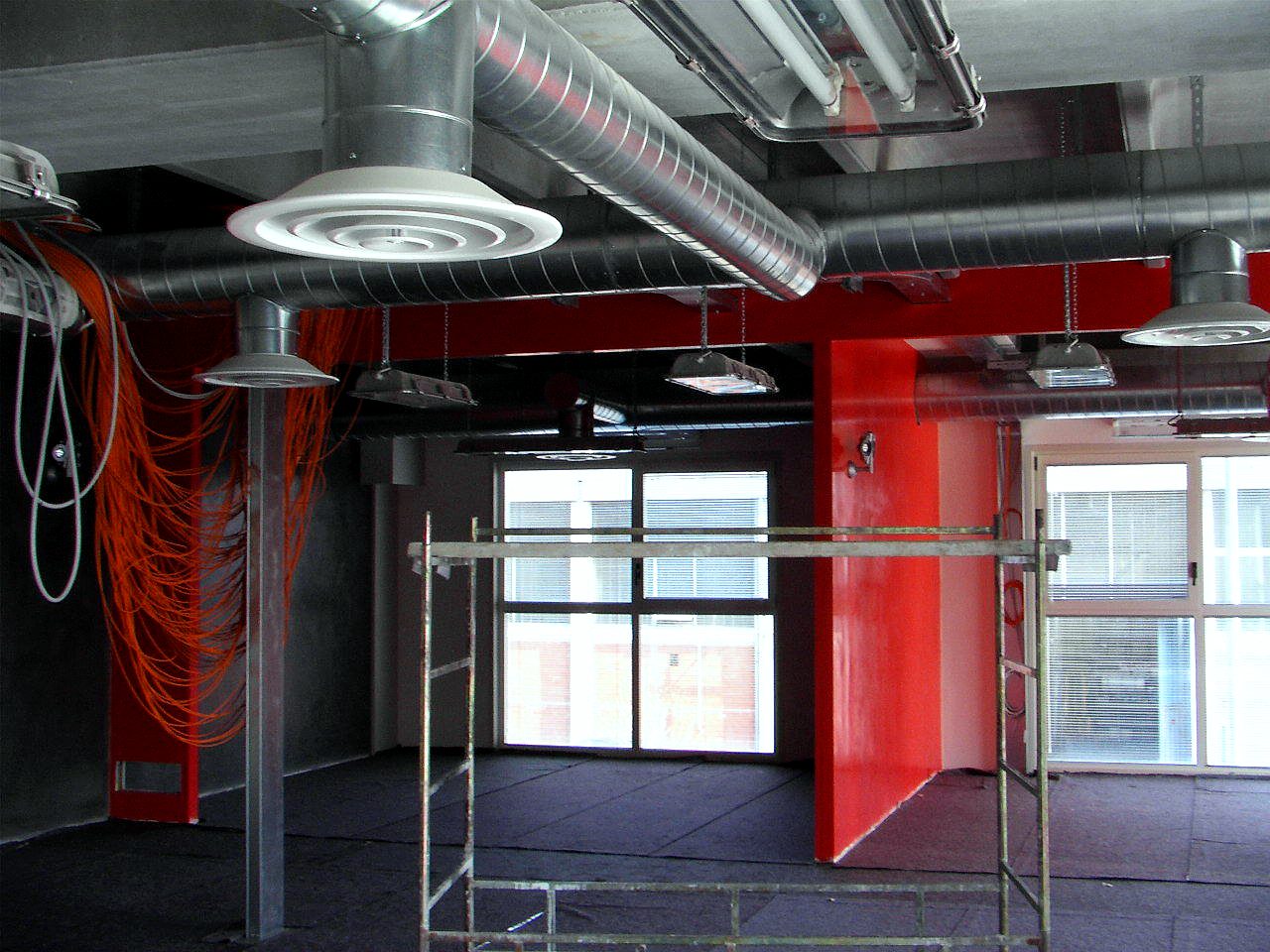 Industrial air conditioning plant with overhead ducts